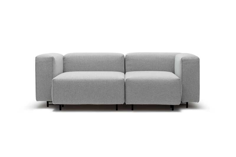 Abbildung eines modernen grauen Zweisitzer-Sofas mit schlichtem, kubischem Design und robusten Armlehnen