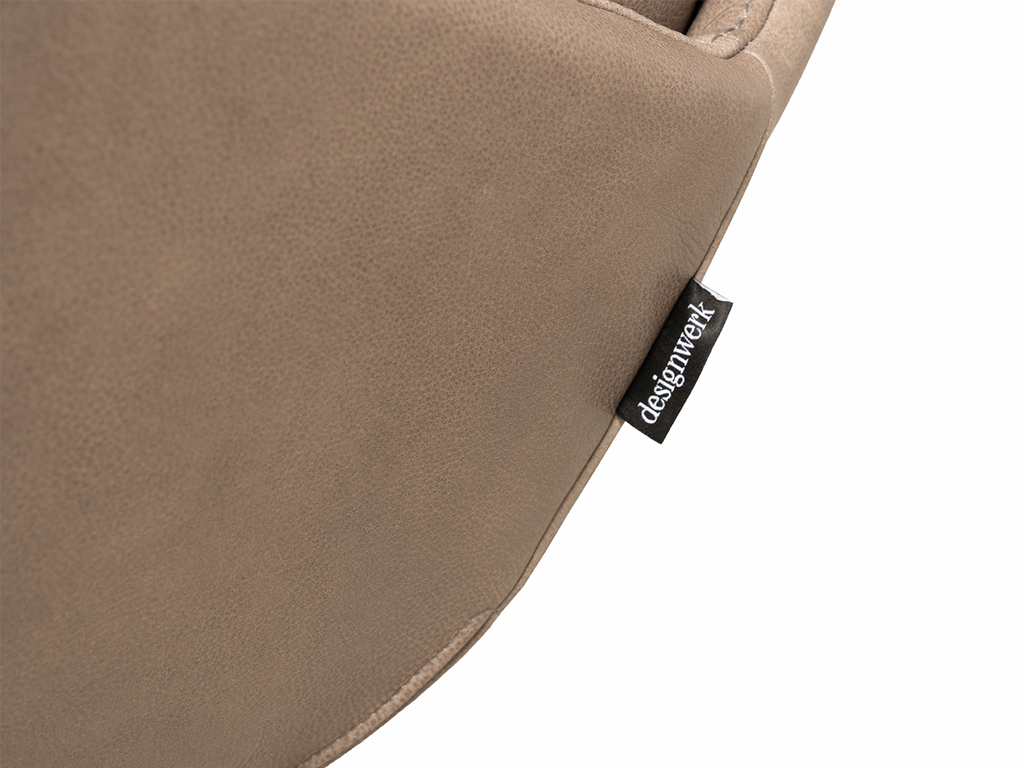 Detailaufnahme eines braunen Lederbezugs mit Designwerk-Label