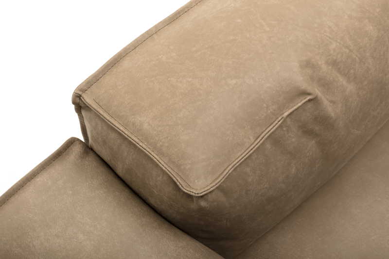 Nahaufnahme einer beigen Sofalehne mit weicher Polsterung und Nähten