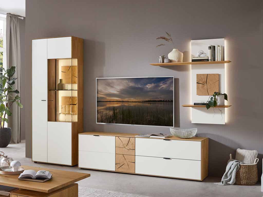 Wöstmann WM 2410 - Wohnwand | Type 0006/0106 | Lack und Wildeiche massiv | Hirnholzakzent Elegantes Wohnzimmer-Set aus Holz und Weiß mit TV-Schrank und beleuchteten Regalen