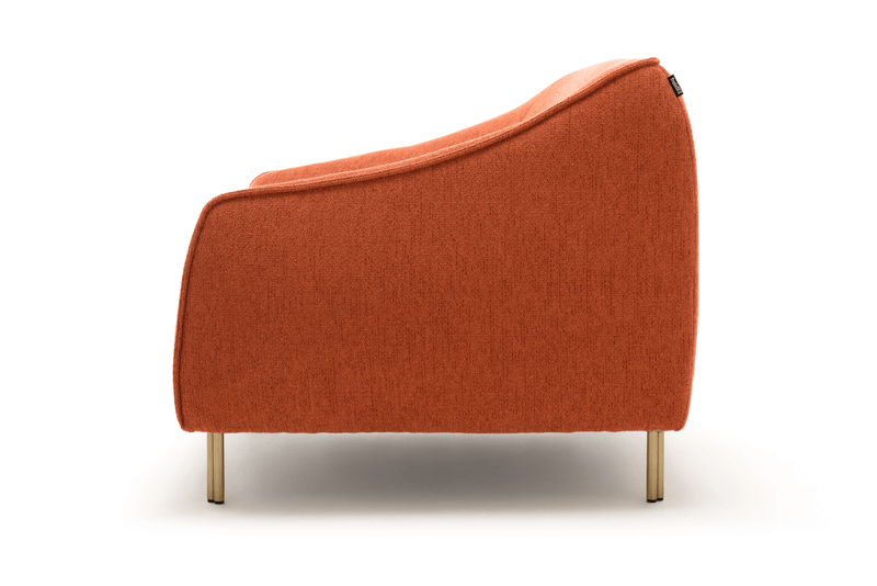 Orangefarbenes Sofa von der Seite mit goldenen Beinen auf weißem Hintergrund