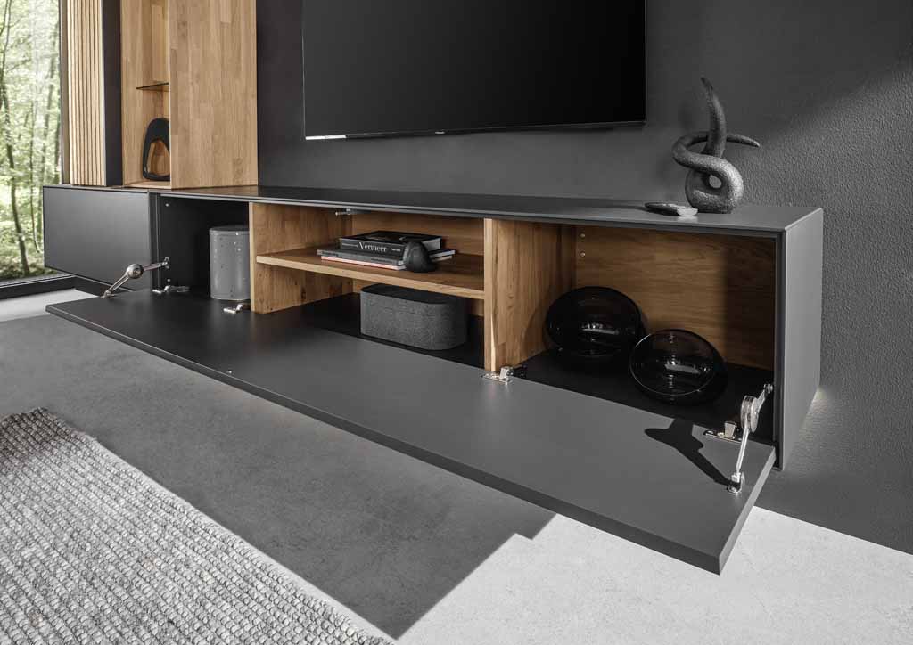 Ein modernes Wohnzimmer Sideboard in Schwarz mit offenen Schränken und hölzernen Fächern, das praktische Aufbewahrungslösungen bietet.