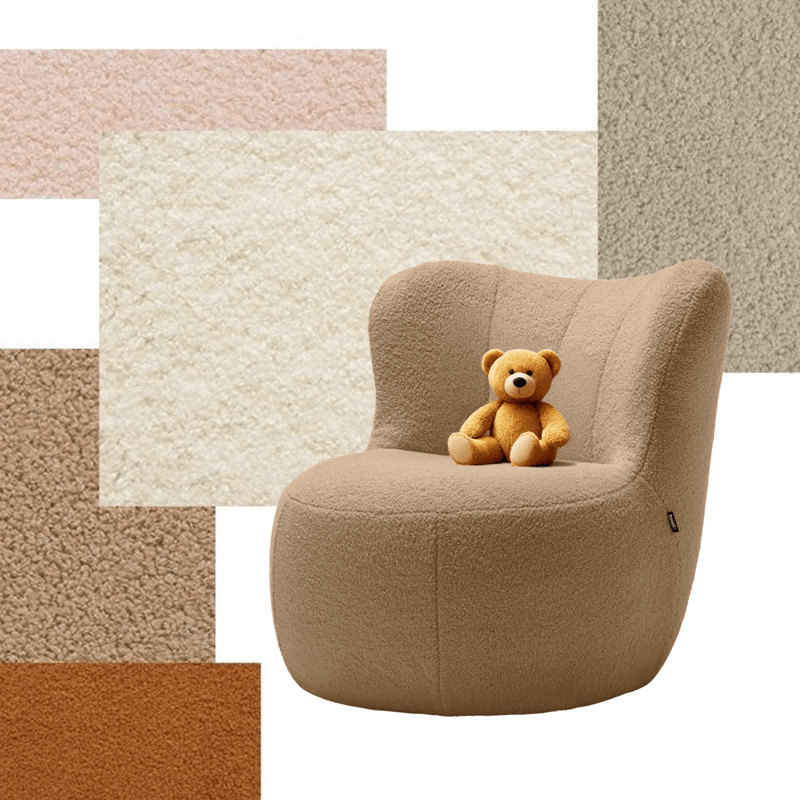 Polstersessel mit Farben im Hintergrund und Teddy auf dem Sessel