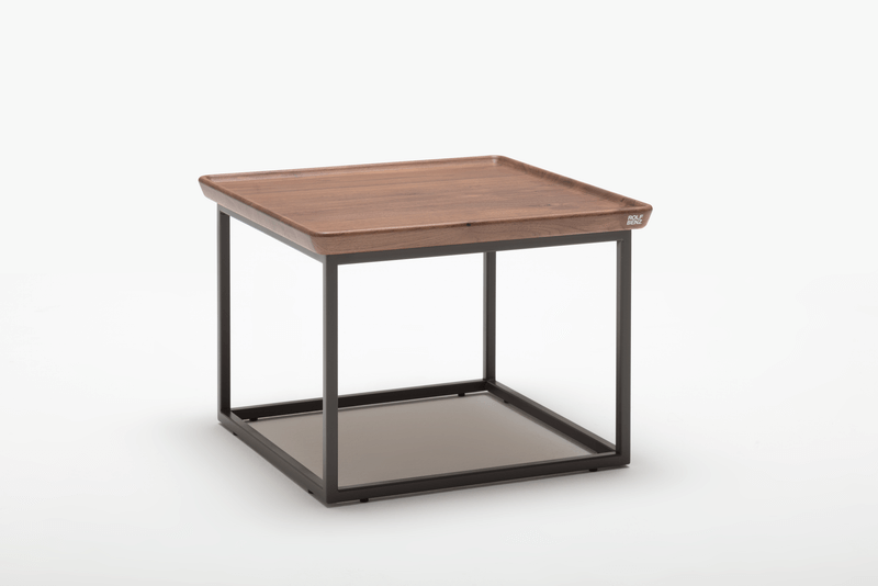 Rolf Benz 934 - Beistelltisch | 45 x 45 cm Beistelltisch mit unterer Ablage in Metall und Tischplatte aus Holz