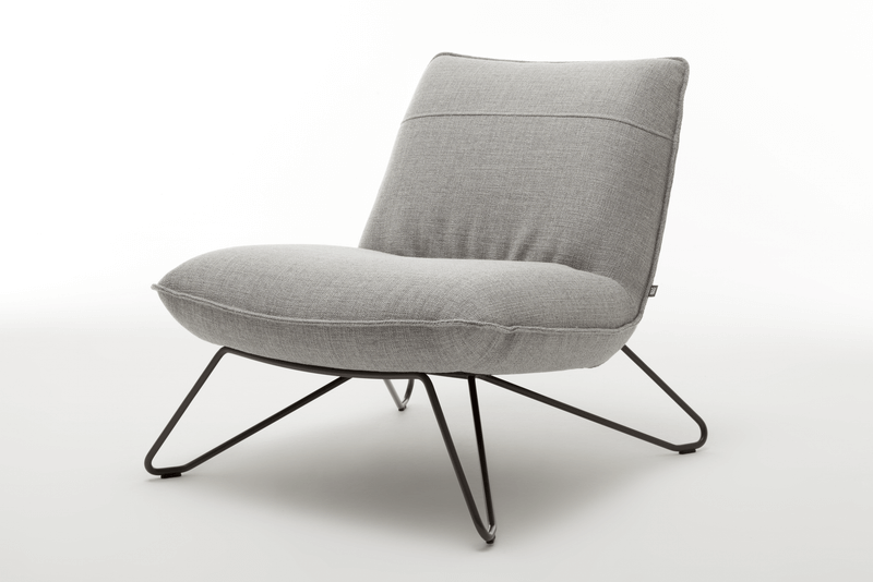 Grauer Lounge-Sessel mit Kissenpolsterung und Metallbeinen, ideal für modernes Wohnambiente
