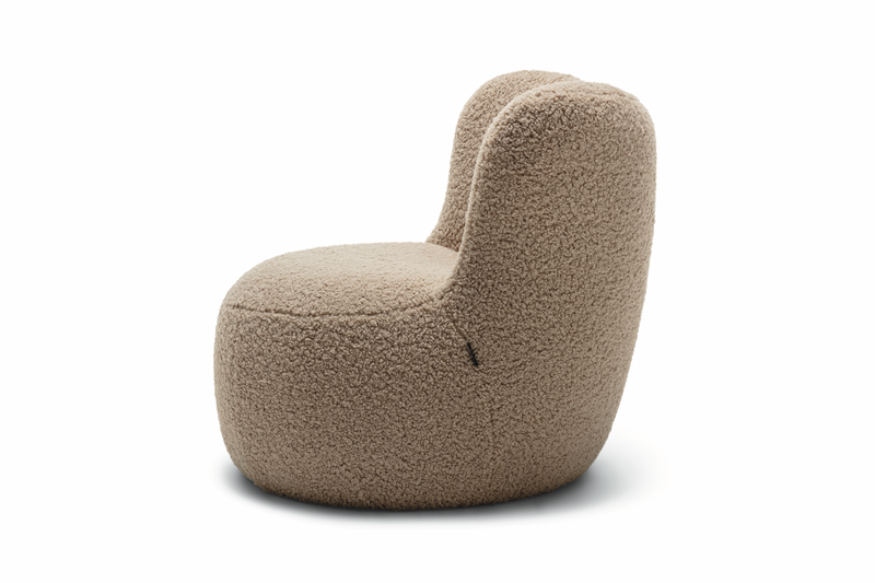 hellbrauner designersessel im plüschbezug vor weißem hintergrund freistil rolf benz 173