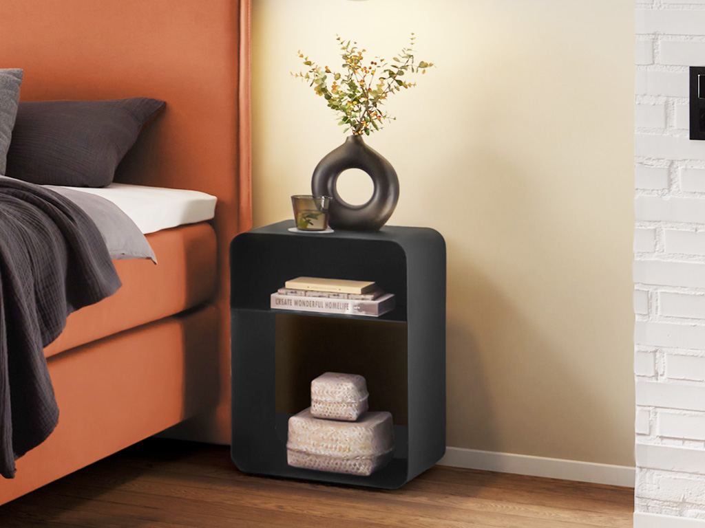 Schwarzer Designernachttische in Form eines Regals mit abgerundeten Kanten vor stilvoll dekoriert an einem Bett in einem modernen Zimmer Austin von Hasena