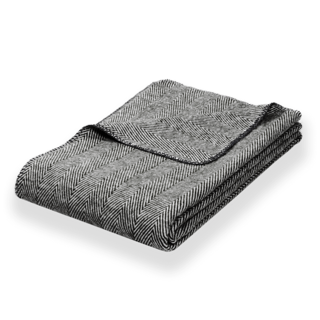 Gefaltete graue Decke mit Fischgrätmuster und Ziernaht