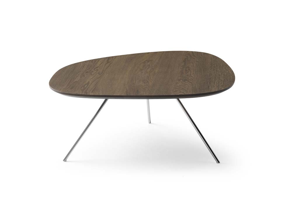 Eleganter Couchtisch mit dunkler Holzoberfläche und dreieckigem Metallgestell