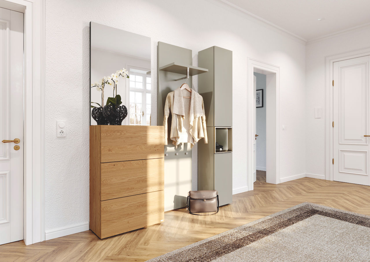 Garderobe in hellgrau und mit Holzelementen und Spiegel