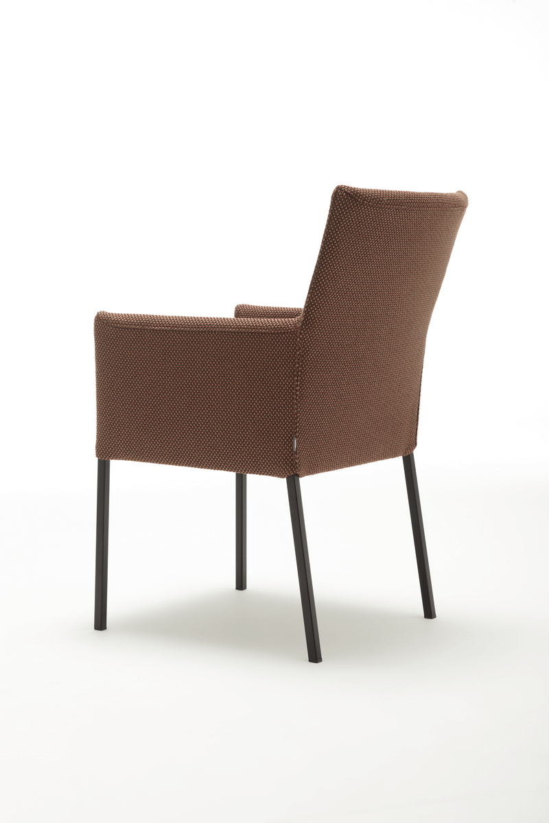 Seitenansicht eines modernen, braunen Stuhls mit gepolstertem Bezug und stabilen Metallbeinen auf weißem Hintergrund.