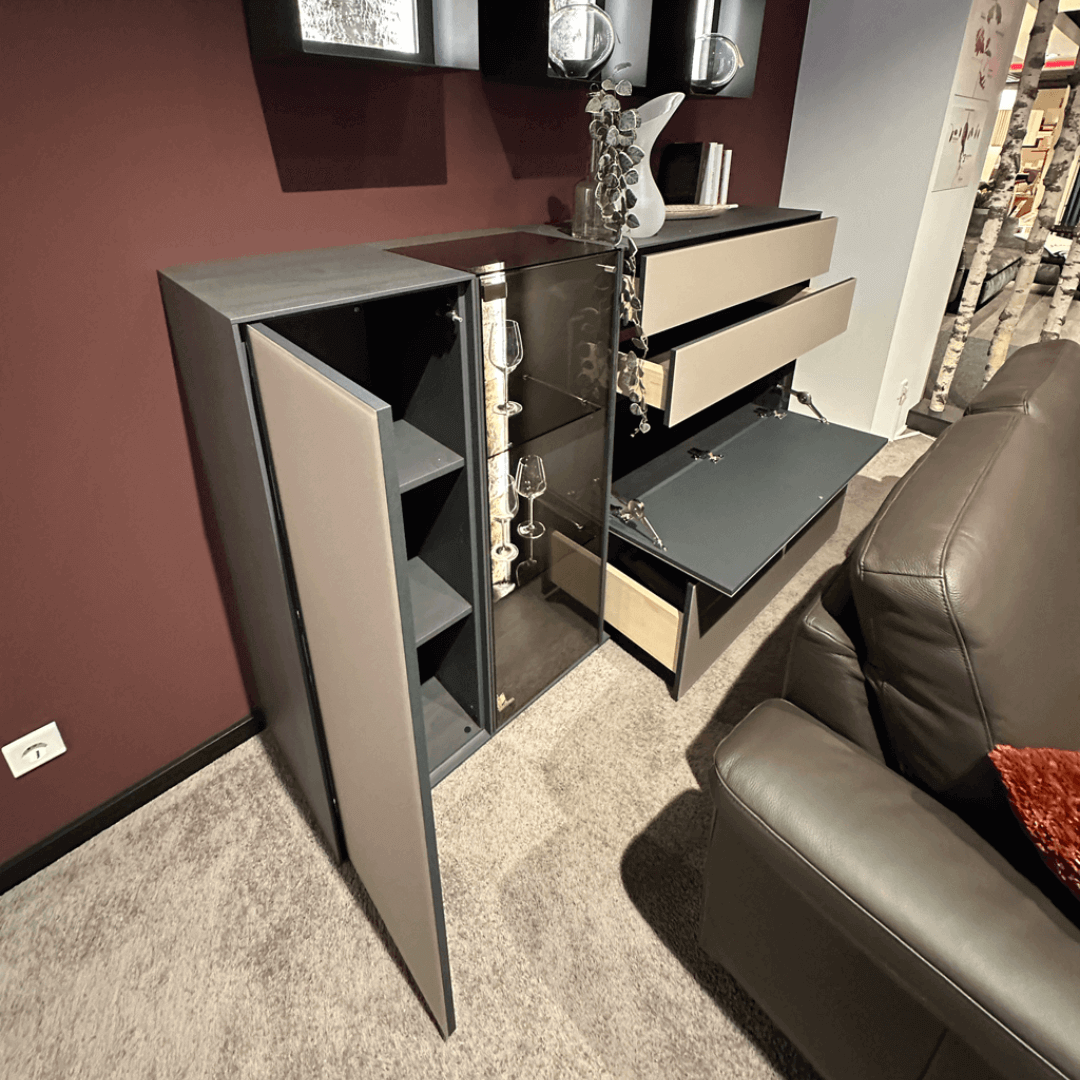 Wohnzimmerschrank mit geöffneten Türen und Schubladen, dekoriert mit Gläsern und einer Vase