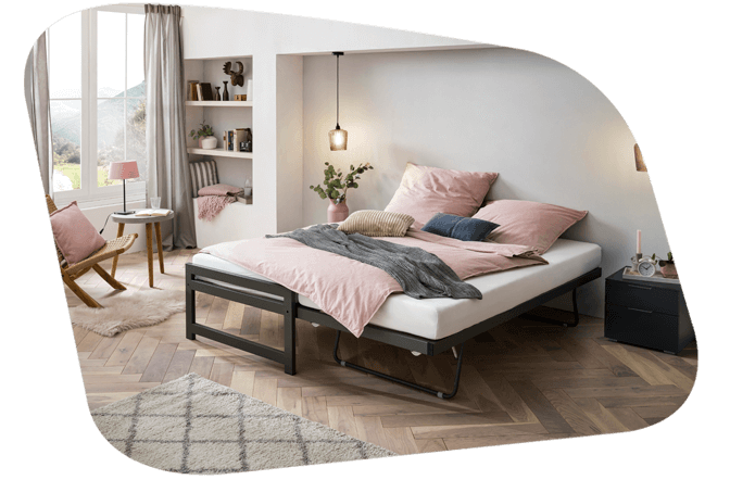 schwarzes Kinderbett mit ausgezogenem Gästebett