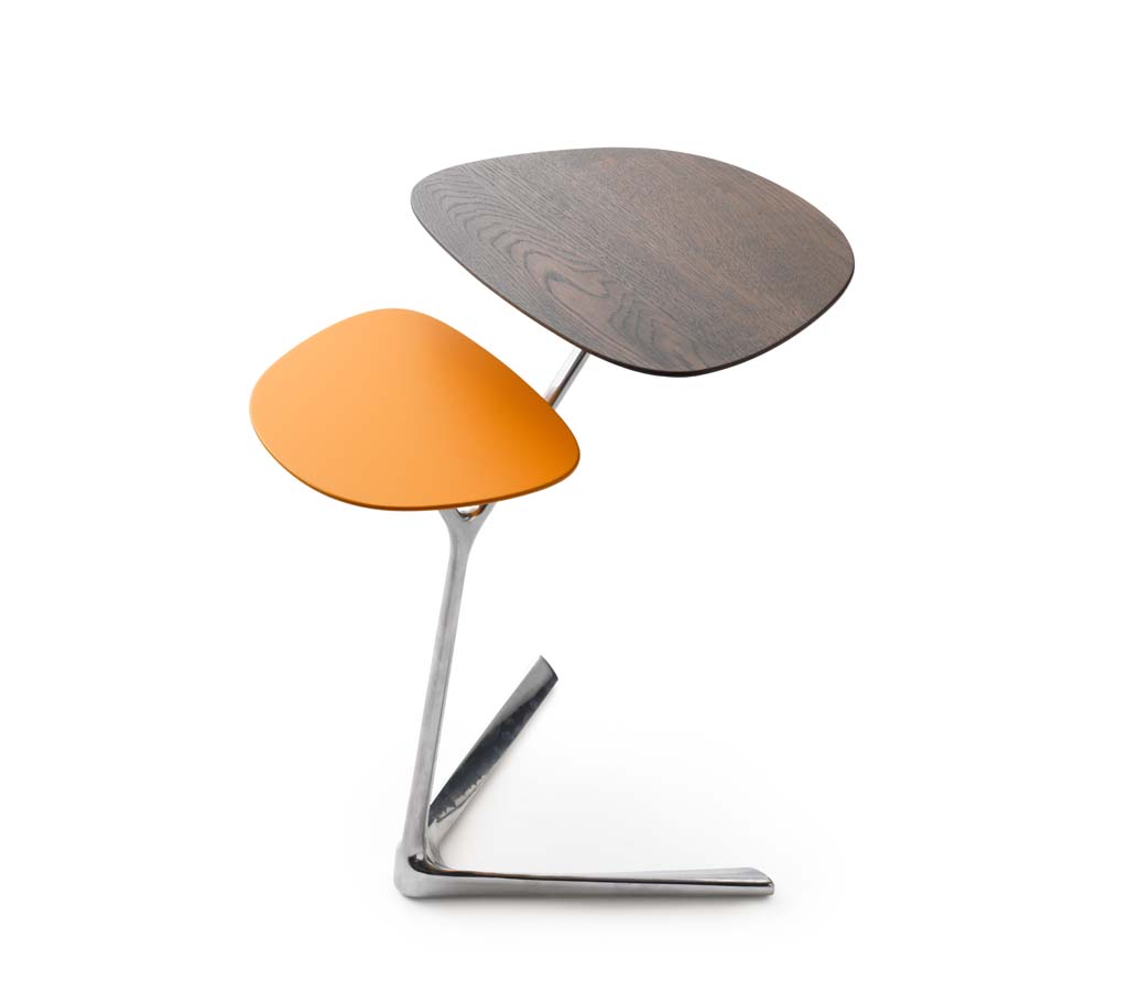 Ein stilvoller Beistelltisch mit einer orangenen und einer Holzoberfläche und einem metallenen Gestell