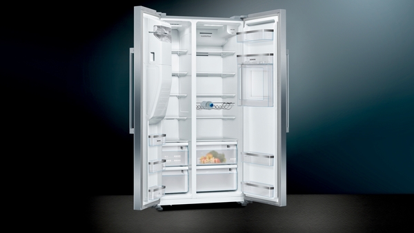 Geöffneter Side-by-Side Kühlschrank mit leerem Innenraum und mehreren Ablagefächern