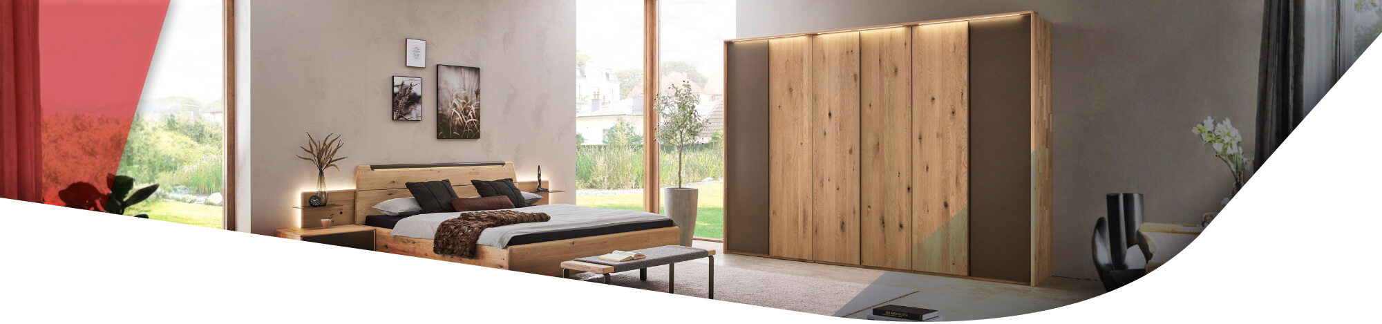 Schlafzimmer mit Holzmöbel und grauem Akzent.