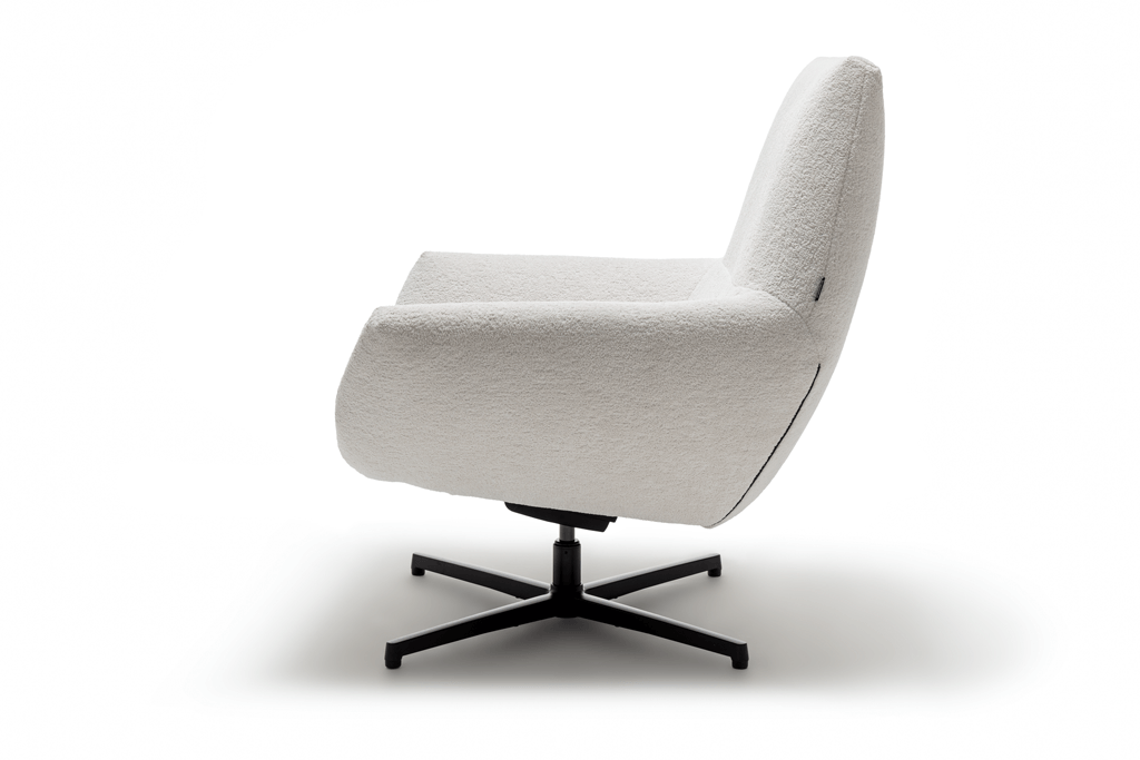 Ein stilvoller weißer Drehsessel mit weicher Polsterung und stabilem schwarzen Metallfuß, ideal für modernes Wohnen