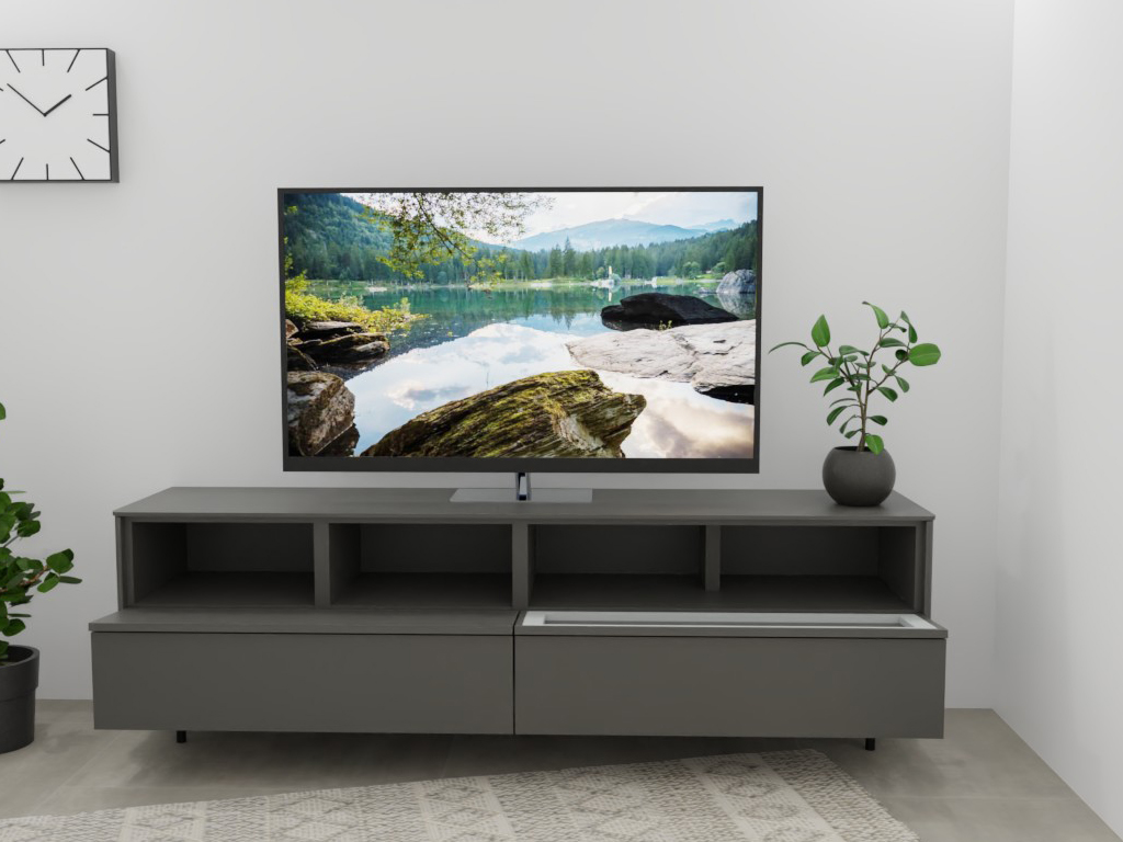 Wohnzimmer mit flachem Fernseher auf grauem TV-Schrank, grüner Pflanze und schlichter Dekoration