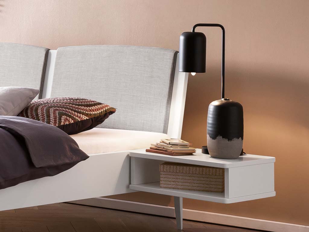brauner Nachttisch in form eines offenen faches befestigt an einem rahmen eines bettes stilvoll dekoriert in einem modernen zimmer seva von hasena