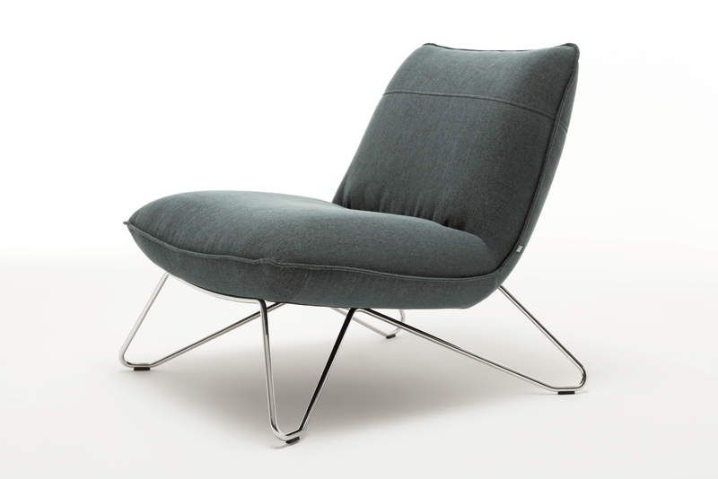 Moderner grauer Lounge-Sessel mit Metallbeinen auf hellem Hintergrund
