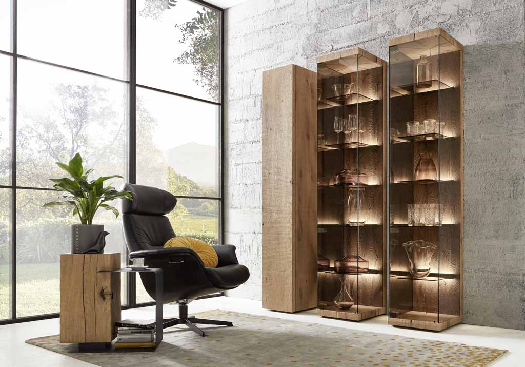 hartmann Vara - Vitrine | 0038 / 0039 | B: 39 cm | 1 Stück Leseecke mit Relaxsessel und Massivholzvitrinen mit stimmungsvoller Beleuchtung von hartmann Vara