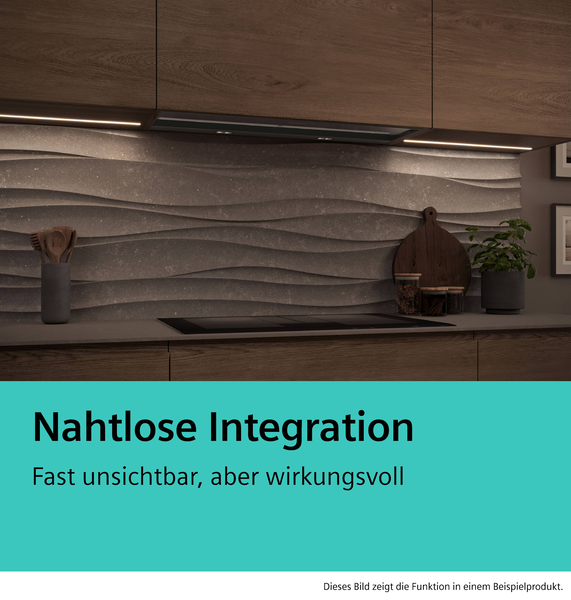 Frontansicht einer modernen Küche, in der die Dunstabzugshaube fast unsichtbar bündig in die Unterseite der dunklen Holz-Oberschränke eingelassen ist.