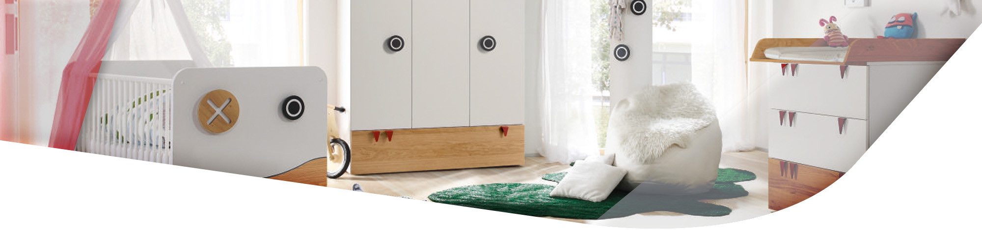 Babyzimmer in weiß mit Holzakzent und Monsterdekor