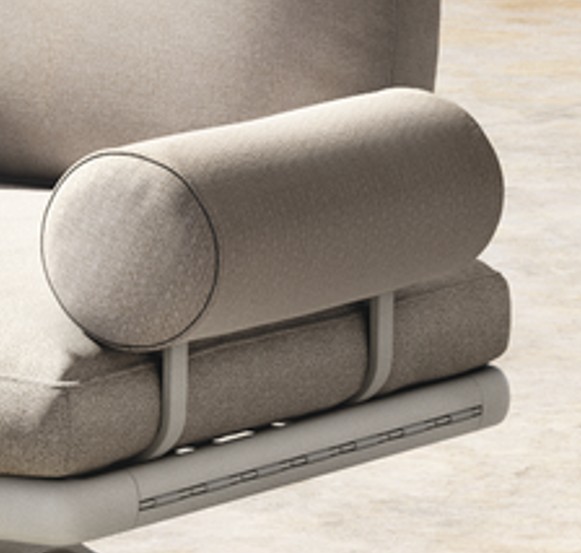 Deteilaufnahme eines Sofas mit Seitenkissen mit Metallbügel