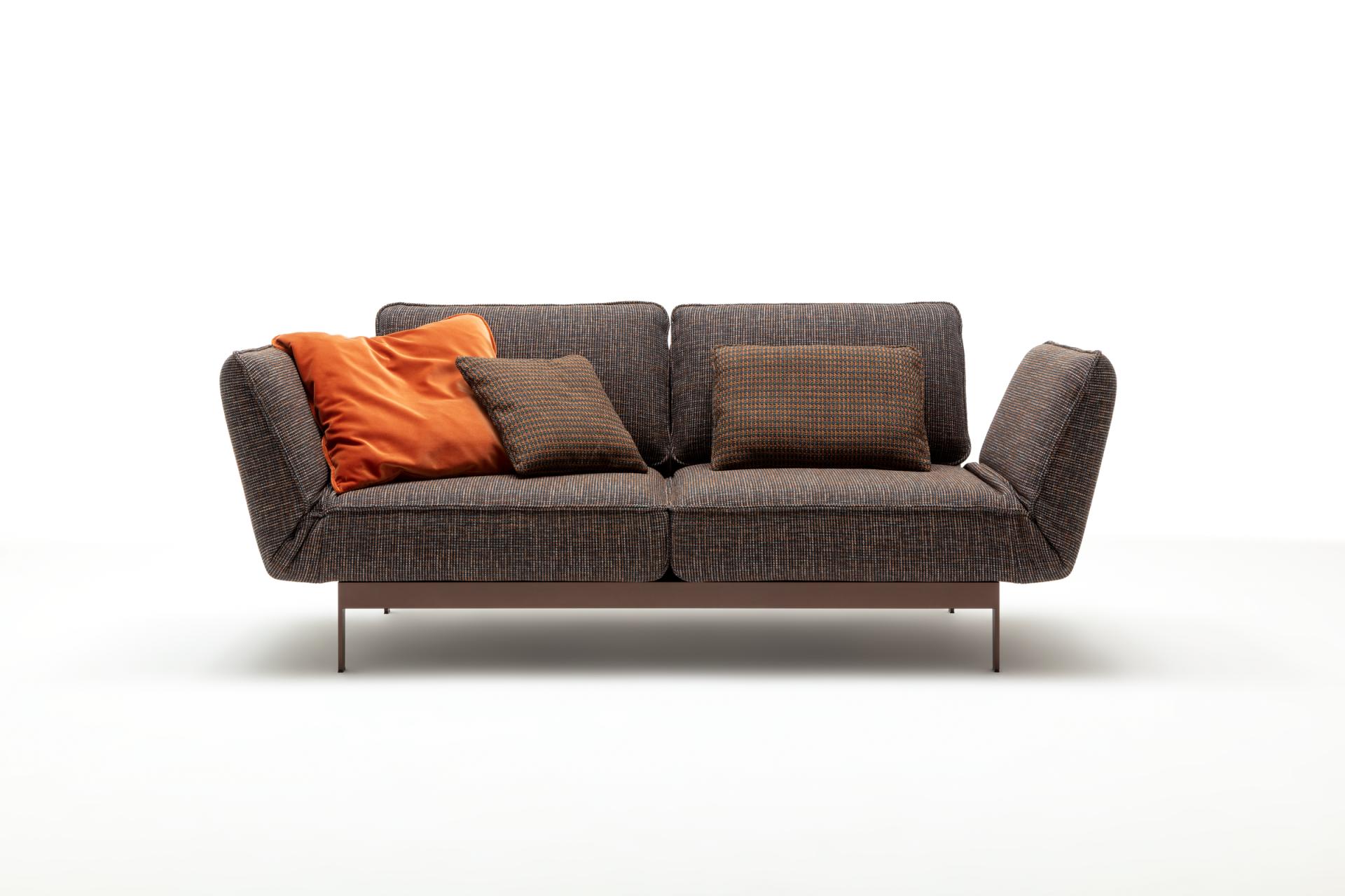 Stilvolles Sofa in Braun mit Metallrahmen, modernes Design