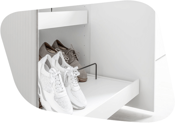 Schuhauszug in weißem Kleiderschrank mit 2 paar Schuhen darin