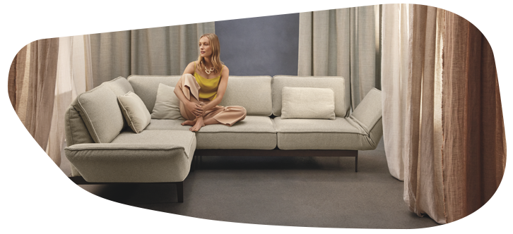 Sofa mit Frau darauf