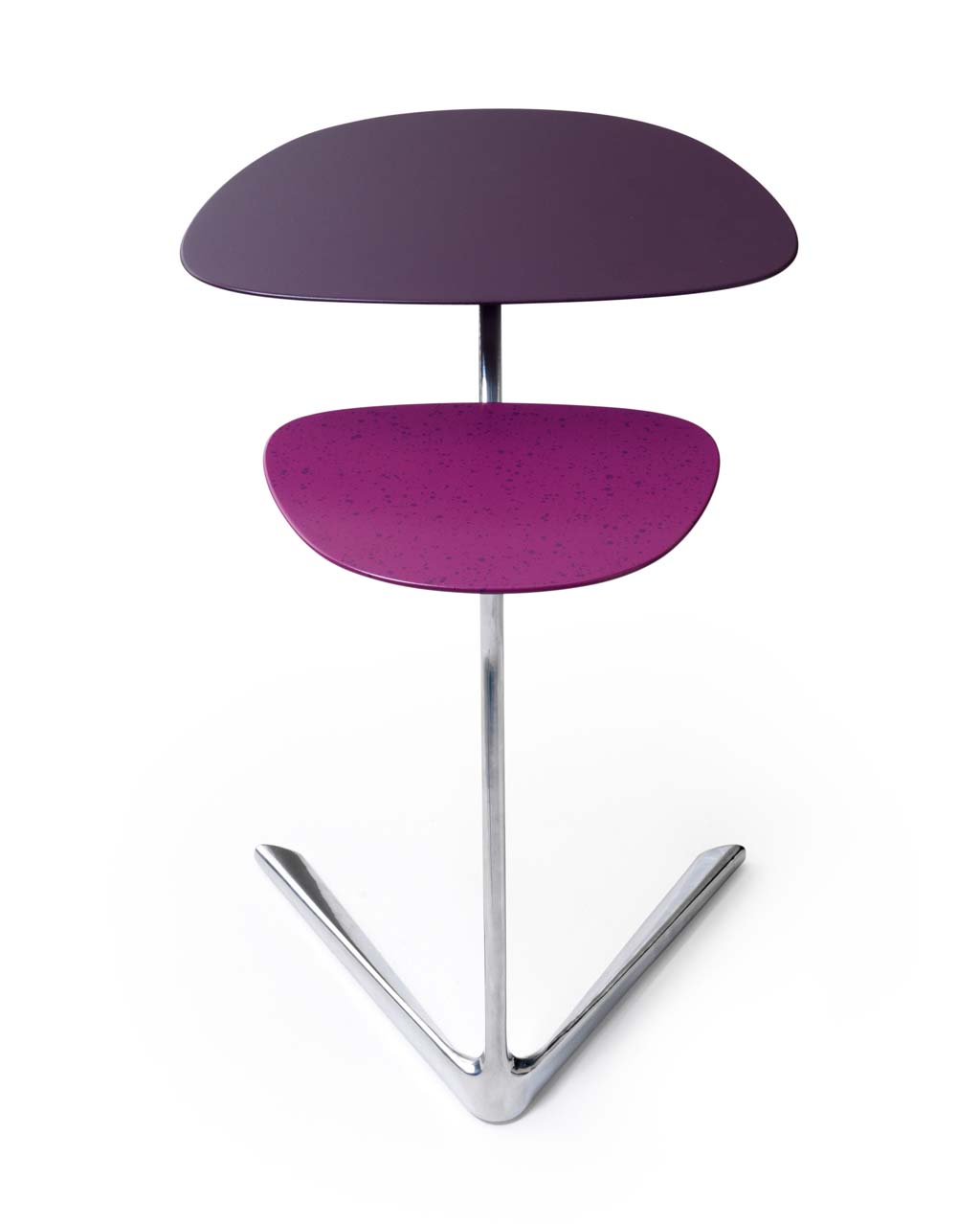 Moderner Beistelltisch mit lila und pinken abgerundeten Tischplatten und verchromtem Gestell